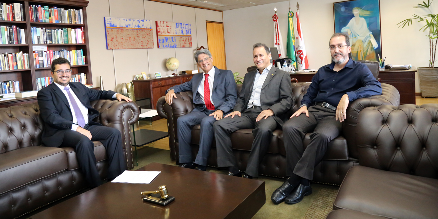 O presidente Cláudio Terrão recebeu os representantes da CNM (Foto: Thiago Rios)